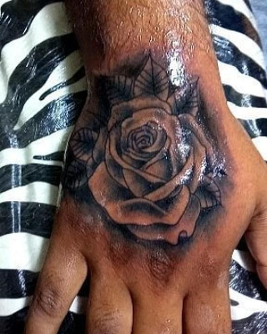 Rosa na mão